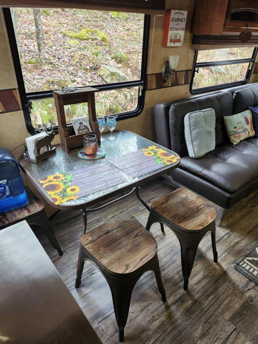 Rv Adventure Roscoe Pet Friendly Hotel Bagian luar foto