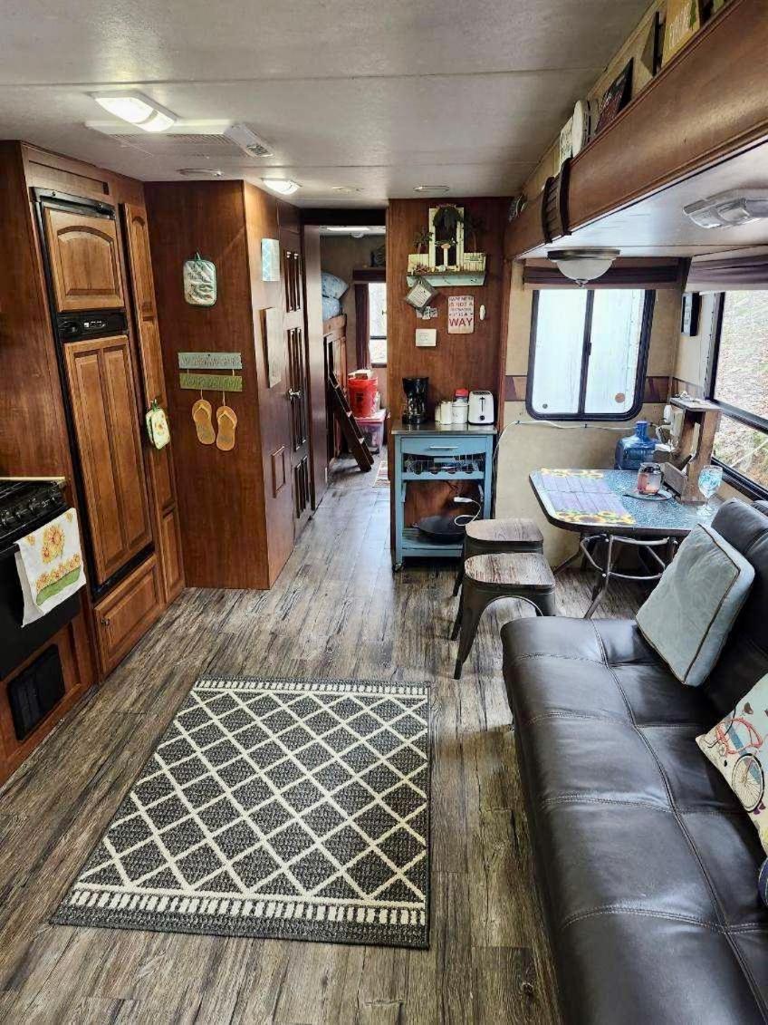 Rv Adventure Roscoe Pet Friendly Hotel Bagian luar foto