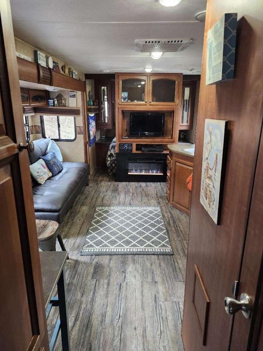 Rv Adventure Roscoe Pet Friendly Hotel Bagian luar foto