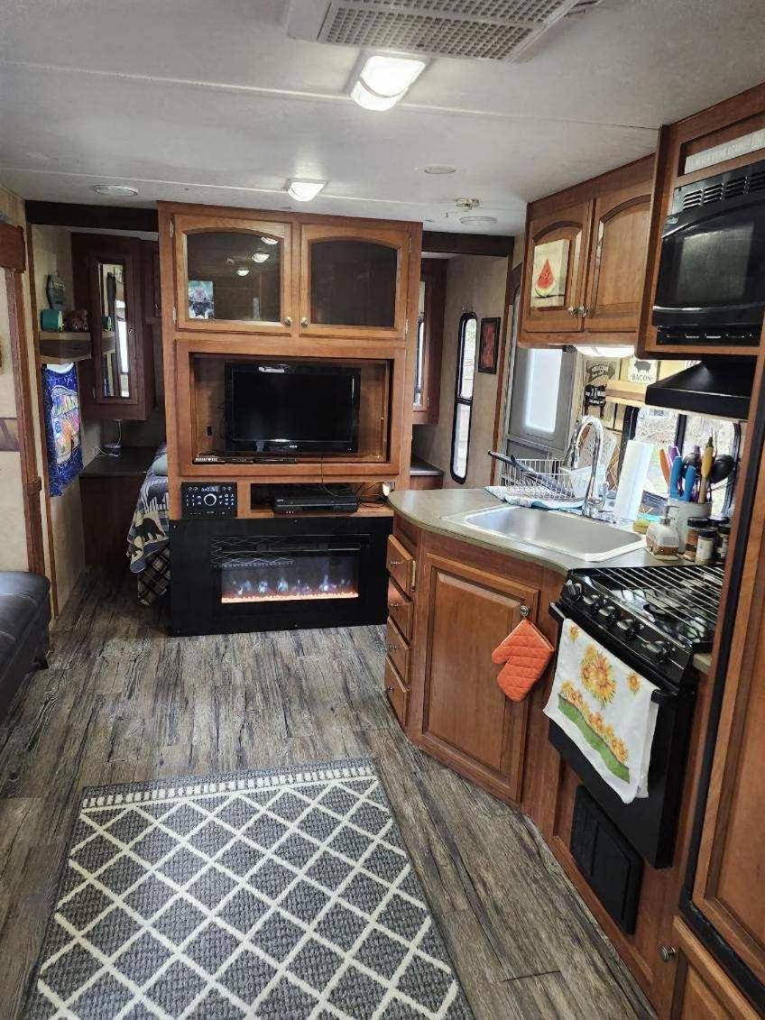 Rv Adventure Roscoe Pet Friendly Hotel Bagian luar foto